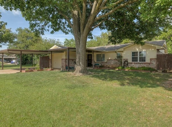 1134 Elmhurst Drive, Moore, OK 73160