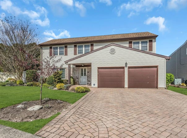 4 Toni Ann Circle, Plainview, NY 11803