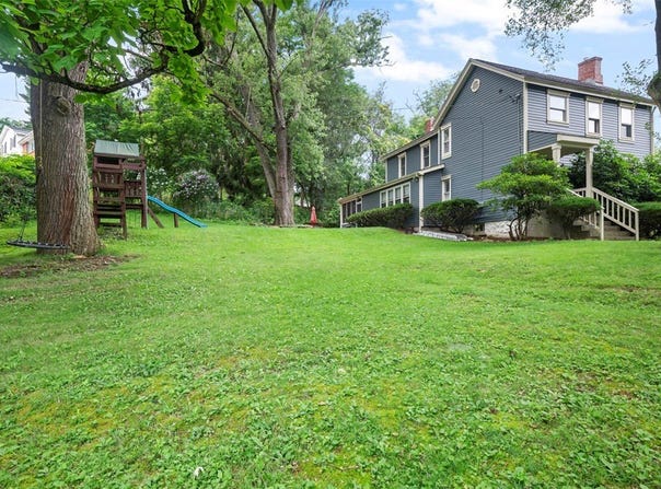 111 Hillcrest Dr, Ross Twp, PA 15237