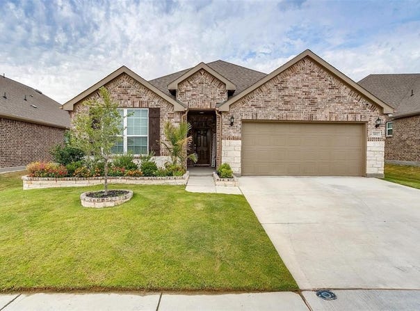 957 Crest Breeze Drive, Fort Worth, TX 76052