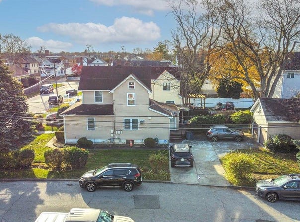 2984 Dorlon, Hempstead, NY 11510