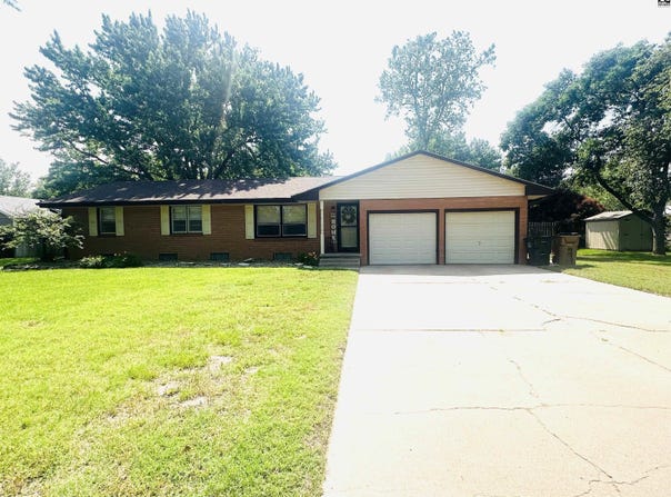2115 Wayside Ln, Hutchinson, KS 67502