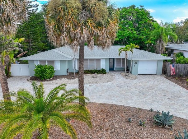 326 MEHLENBACHER Road, BELLEAIR, FL 33756
