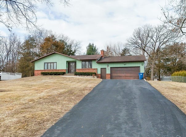 2235 Center, DIXON, IL 61021