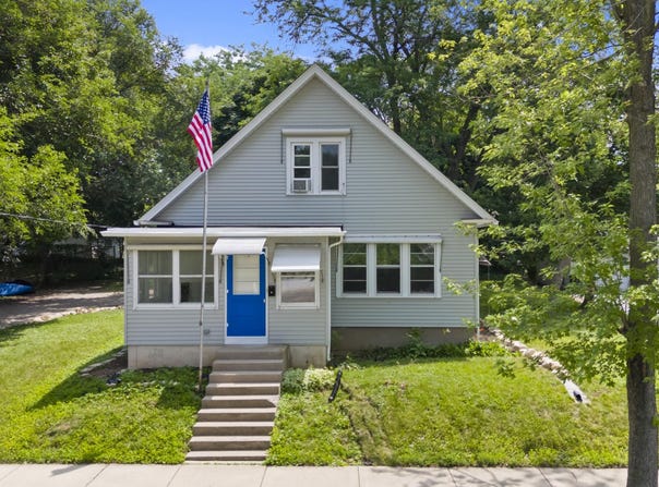 81 S Blain St, Oconomowoc, WI 53066