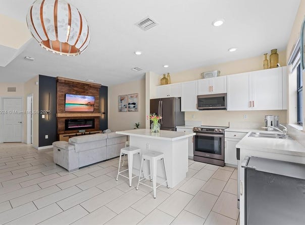 3370 W 106th Ter, Hialeah, FL 33018