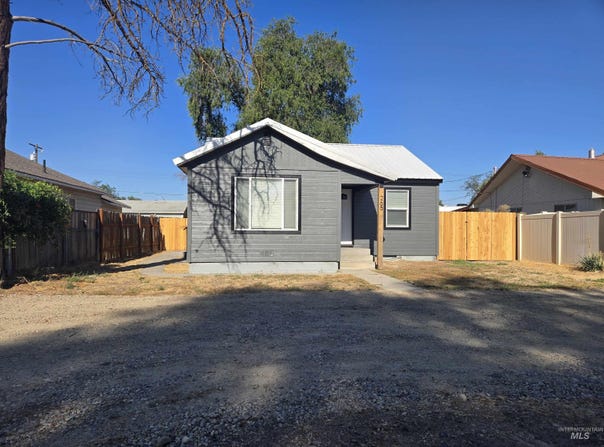 265 NW 4th St, Ontario, OR 97914