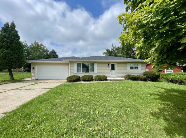 215 Hickory, LENA, IL 61048