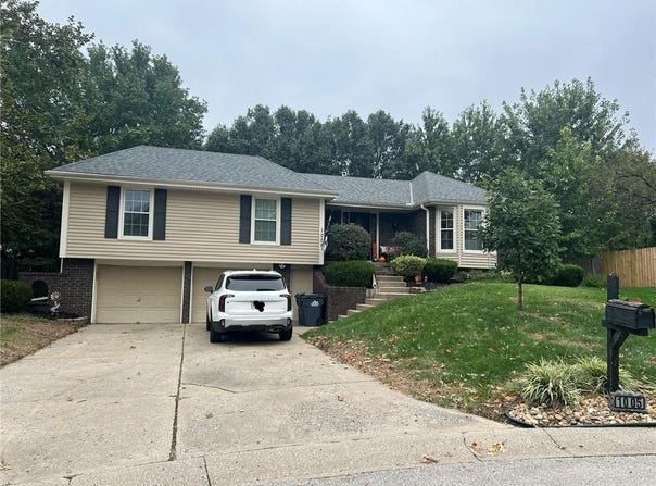 1005 SW HIAWATHA Drive, Blue Springs, MO 64015