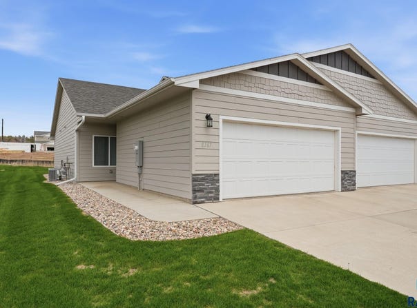 8167 E Tencate Pl, Sioux Falls, SD 57110