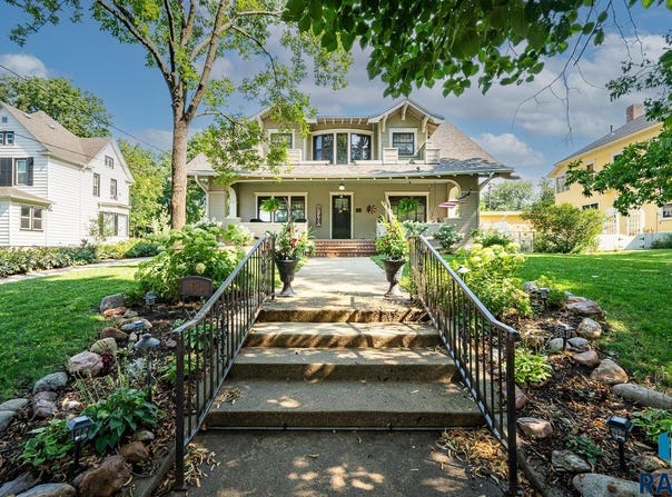 416 E 2nd St, Canton, SD 57013