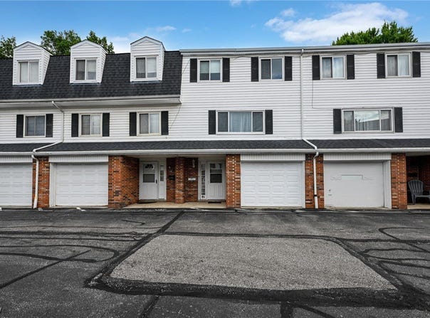 2005 Presidential Parkway unit: 81, Twinsburg, OH 44087