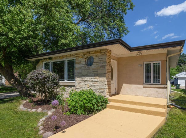 5748 N Sunset Ln, Glendale, WI 53209