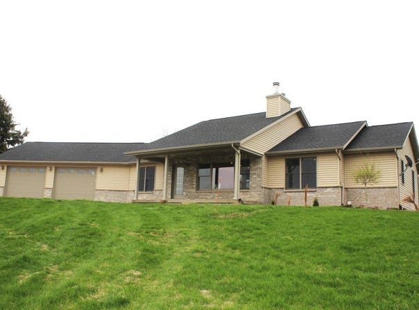 23551 274th, La Motte, IA 52054