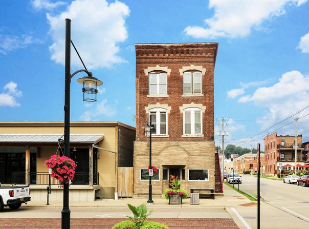 1097 Jackson, Dubuque, IA 52001