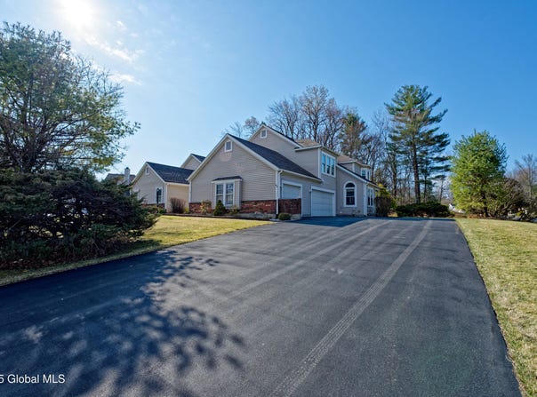 82 Killarney Drive, Niskayuna, NY 12309