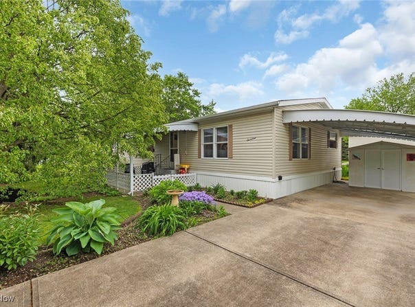 17 Oak Drive, Olmsted Twp, OH 44138
