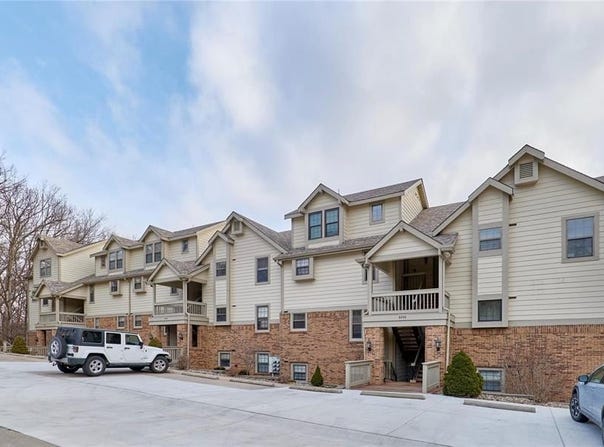 2304 Yellowstone Park Court, Maryland Heights, MO 63043