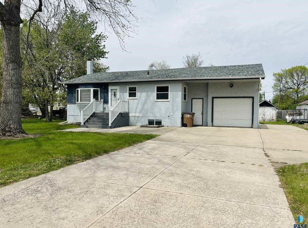 810 E Hermosa Dr, Sioux Falls, SD 57104