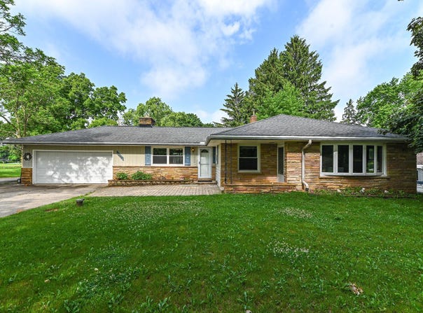 1545 S Johnson Rd, New Berlin, WI 53146