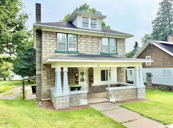 521 E F, Iron Mountain, MI 49801