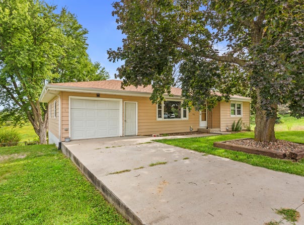 936 OAKLAND Avenue, OAKLAND, IA 51560