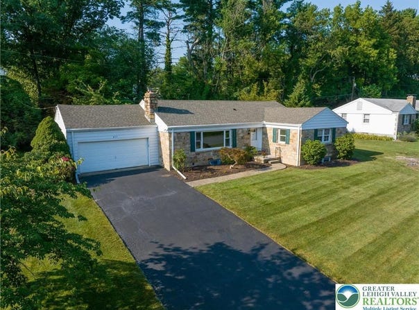 211 Flagstone Drive, Bethlehem City, PA 18017