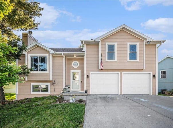 305 Crimson Court, Cameron, MO 64429