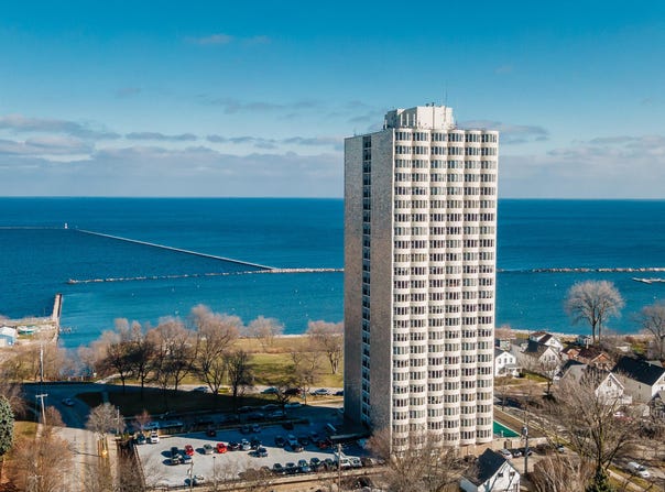 2525 S Shore Dr, Milwaukee, WI 53207