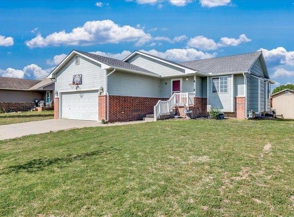 389 E Riley Ave, Haysville, KS 67060