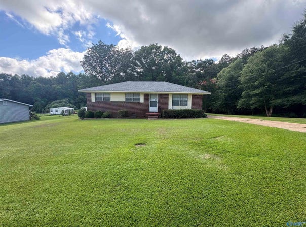 4221 Tawannah Circle E, Hokes Bluff, AL 35903