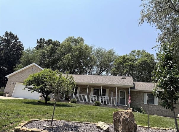 106 Woodland Hills Court, Vandalia, IL 62471