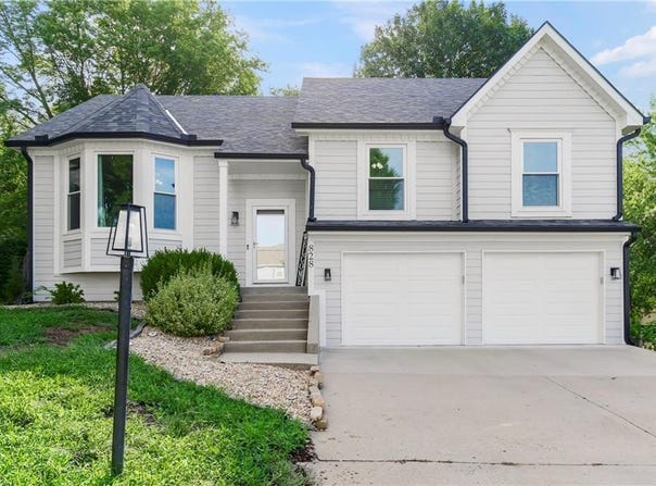 828 S Valley Drive, Lansing, KS 66043