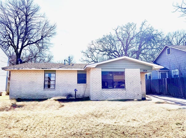 1954 E Booth Street, Paris, TX 75460