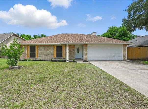 1009 Meadow Creek Drive, Lancaster, TX 75146