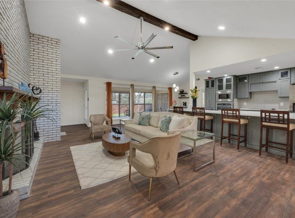 224 Plainview Drive, Hurst, TX 76054