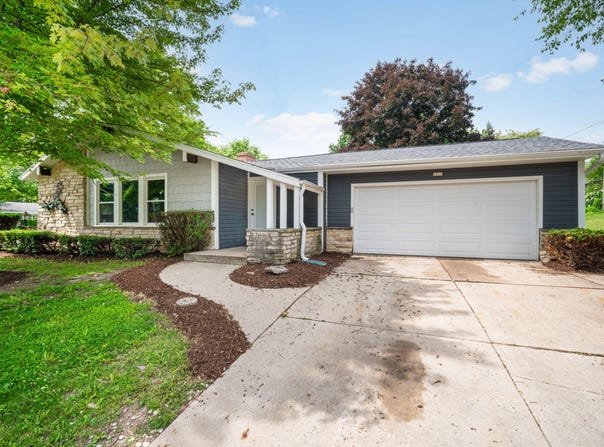 1816 Sylvan Way, West Bend, WI 53095
