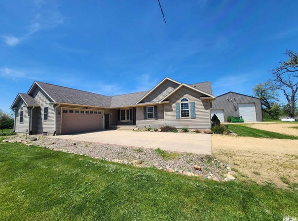 2260a 260TH Avenue, De Witt, IA 52742
