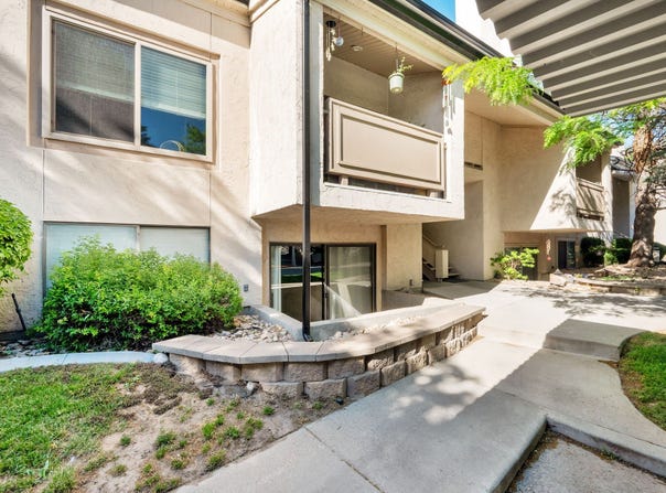 955 E CREEK HILL Ln, Midvale, UT 84047