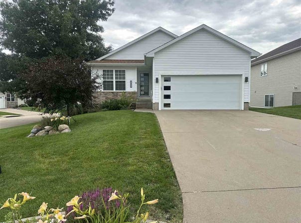 6400 Cakebread Ct, Marion, IA 52302