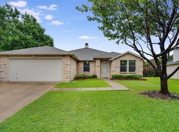 208 Blazing Star Trail, Burleson, TX 76028