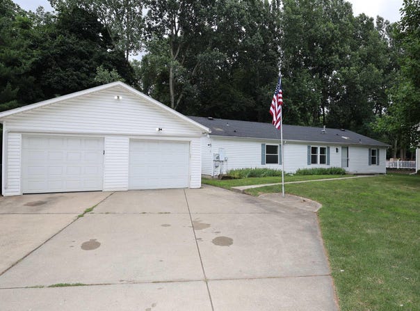 2424 Locust Road, South Bend, IN 46614