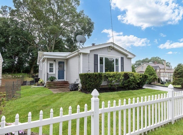 9 Pequot Avenue, Cumberland, RI 02864