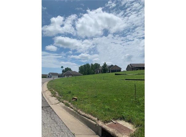 2713 Meadow Ridge Drive, St Joseph, MO 64504