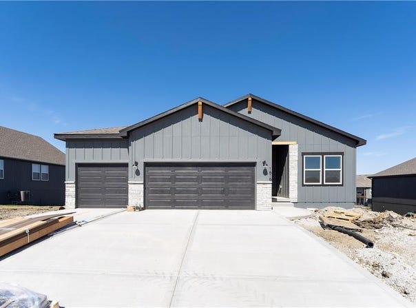 314 Woodview Drive, Raymore, MO 64083