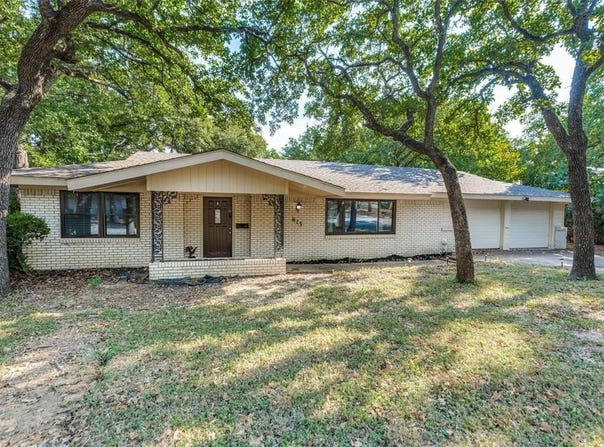 613 Oakwood Avenue, Hurst, TX 76053