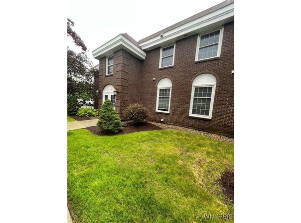 138 Charter Oaks Drive, Amherst, NY 14228