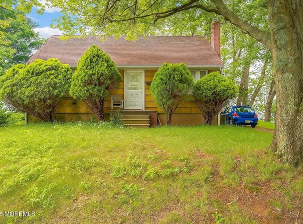 32 Lake Boulevard, Aberdeen, NJ 07747