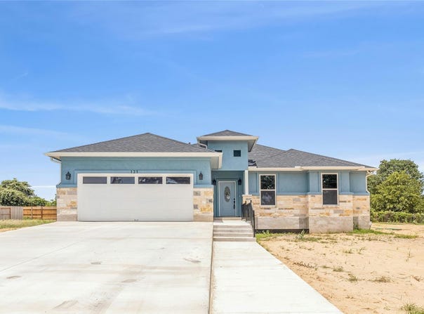 125 Comanche DR, Paige, TX 78659