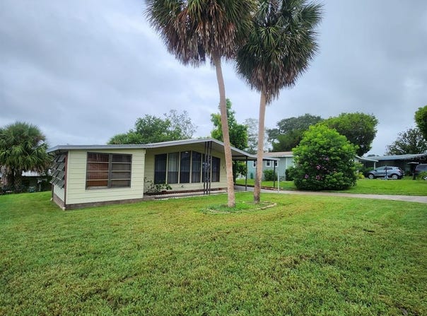 1012 PARKER PLACE, LADY LAKE, FL 32159